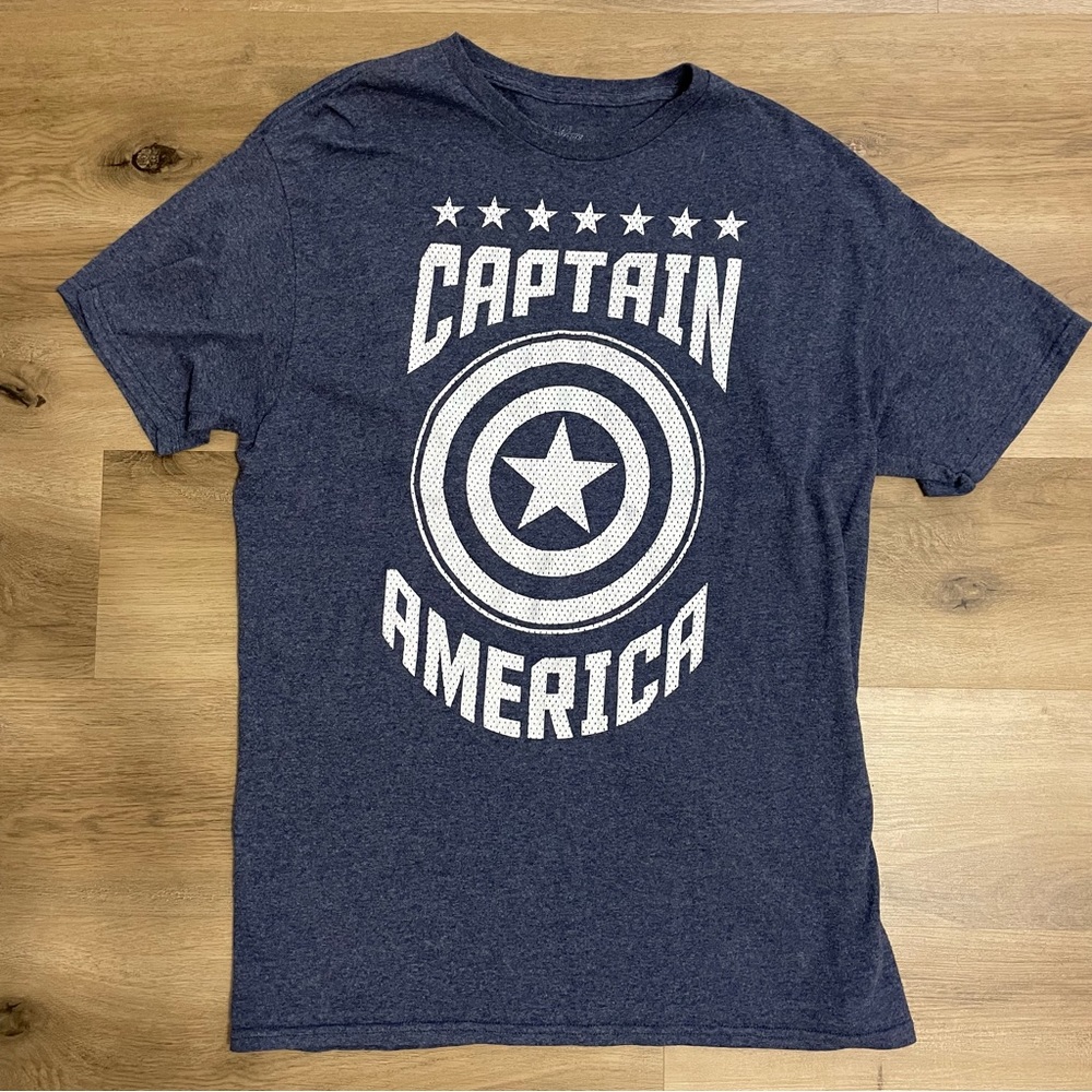Marvel Avengers Captain America T-shirt in Size Large